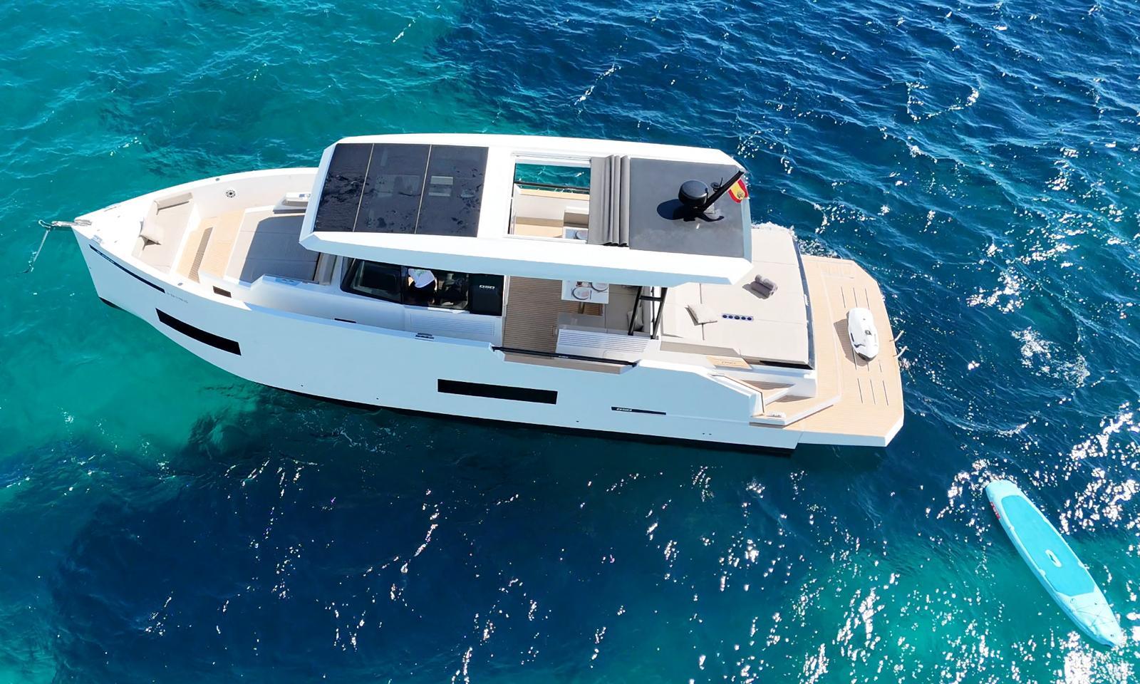 Front upper deck of De Antonio 50 Coupé yacht at sea