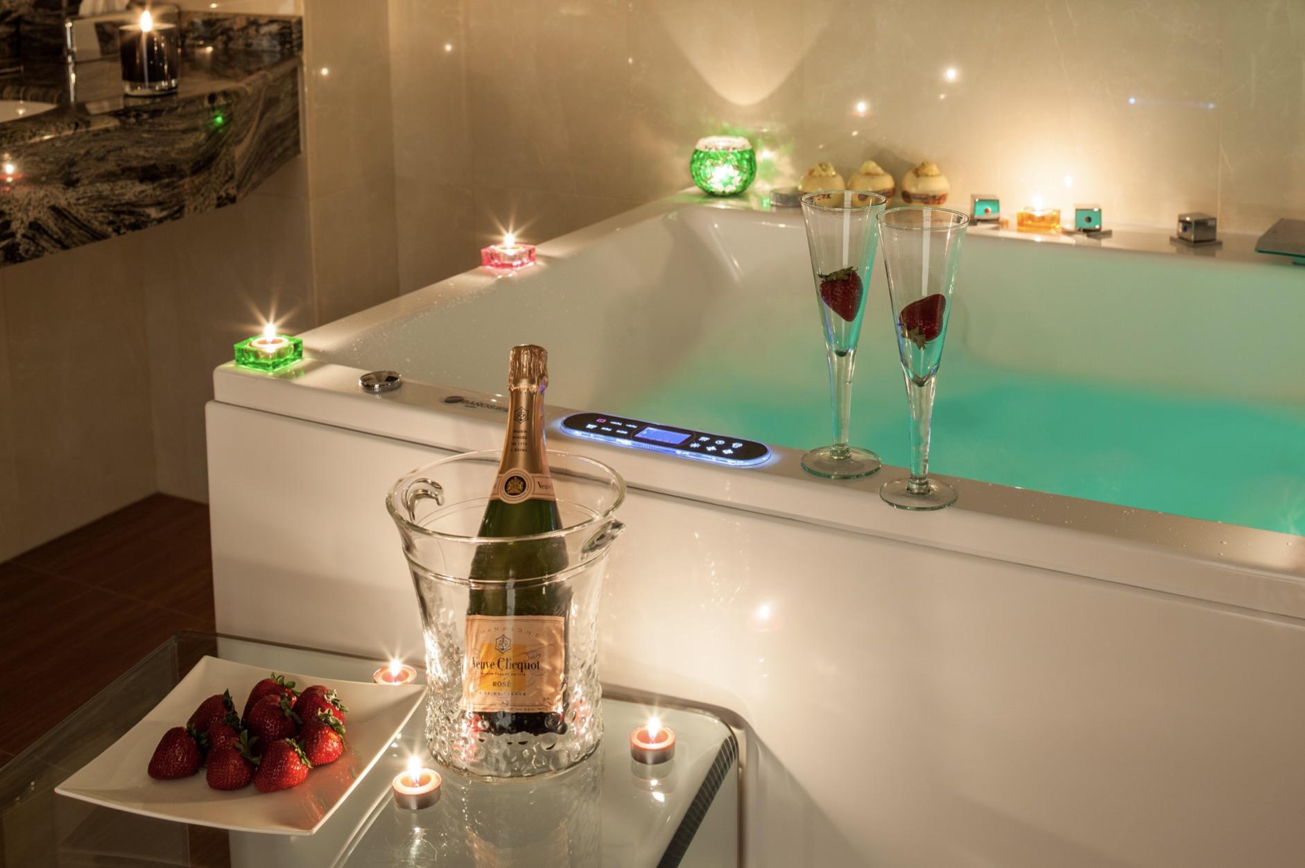Jacuzzi privado con champán para experiencia wellness en Ibiza