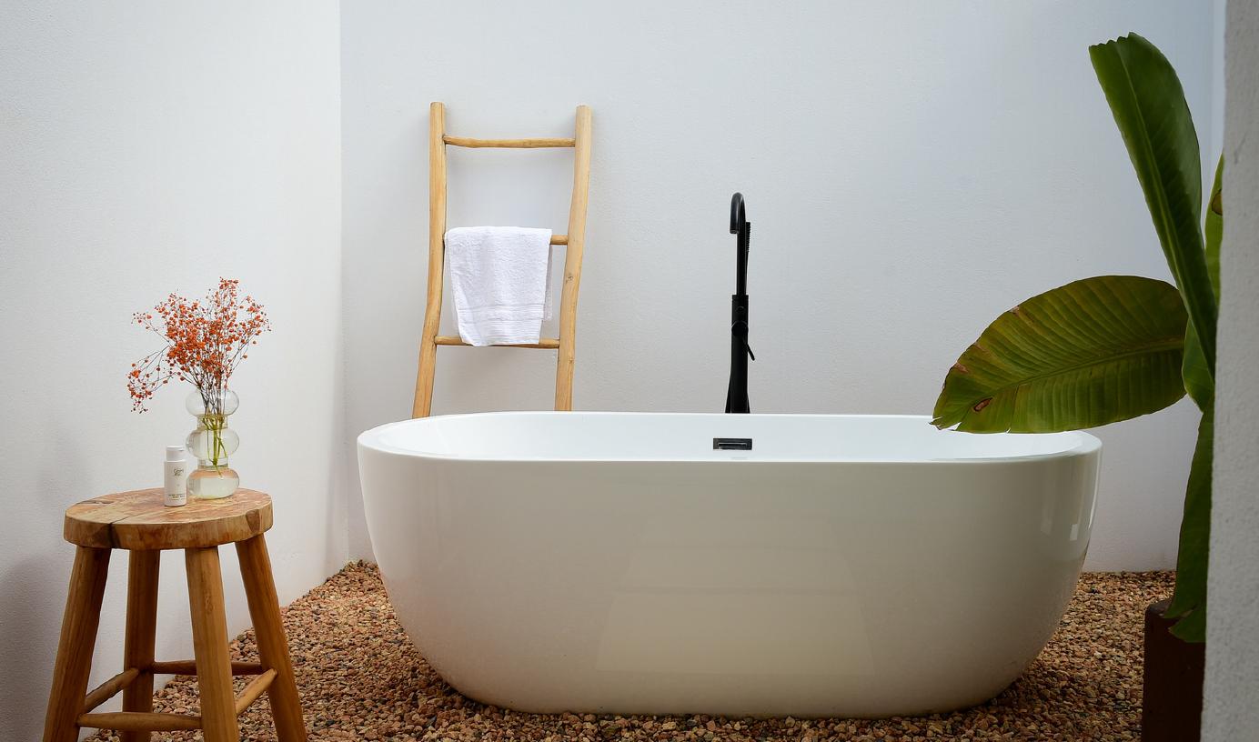 Contemporary freestanding bathtub with Mediterranean design